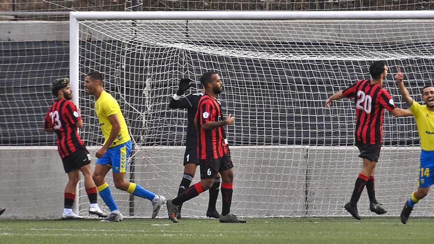 Festival amarillo ante un Viera con fisuras en el Anexo