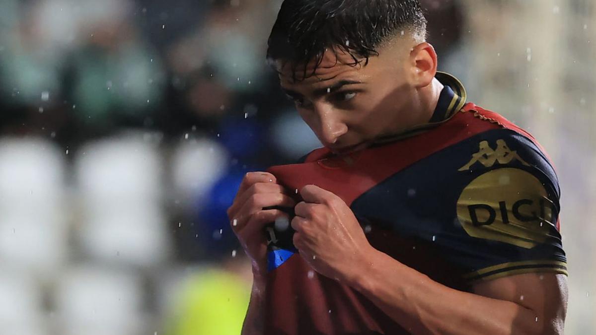 Yeremay besa el escudo