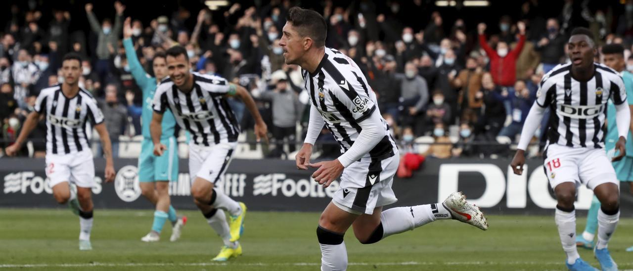 Pablo Hernández corre a celebrar su gol en el encuentro del pasado sábado contra el Madrid Castilla en Castalia.