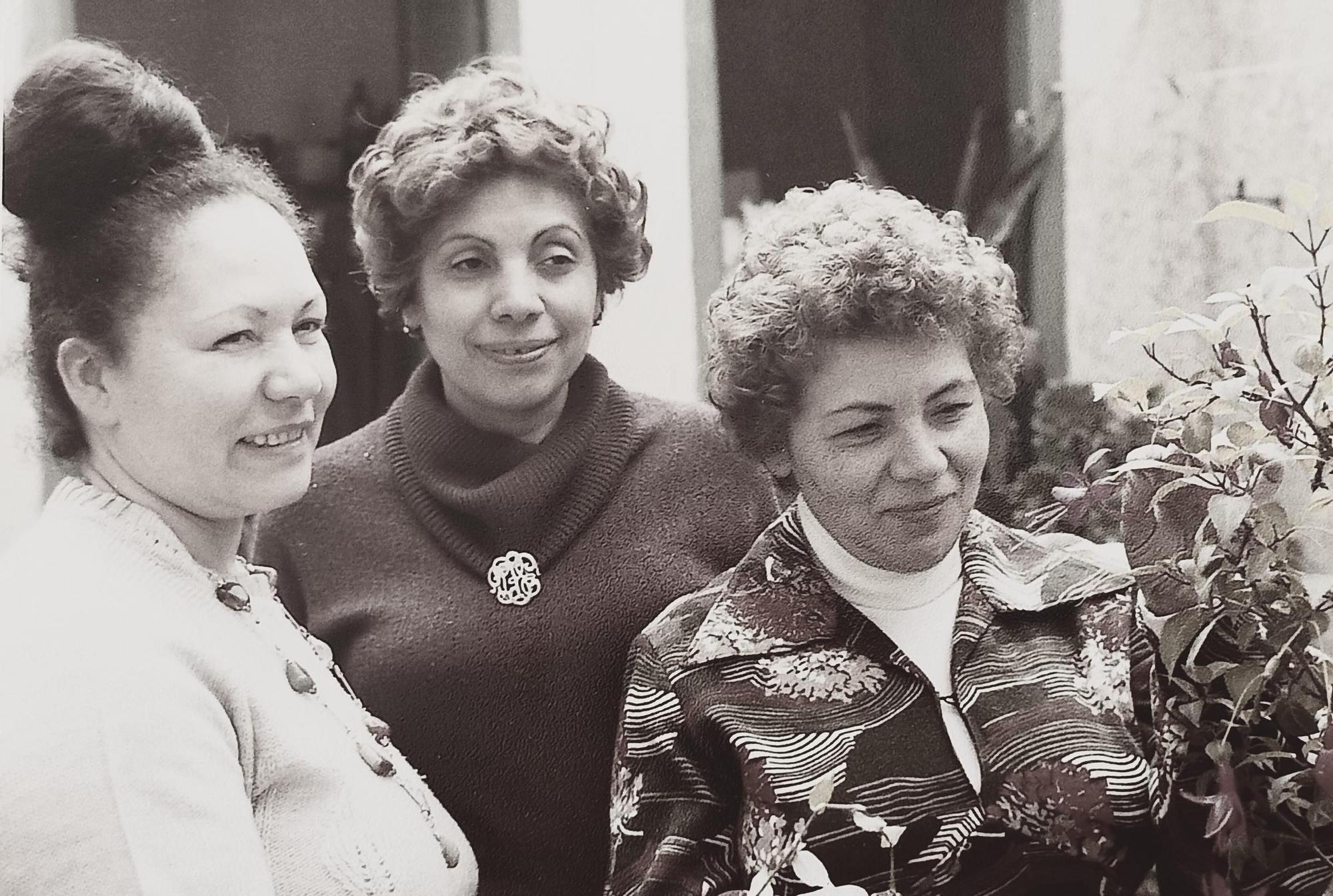 Coloma Medina (dreta) amb les seves germanes Sara (esquerra) i Teresa (centre)