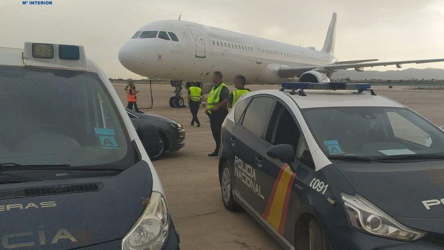 Patrullas policiales, frente al avión que realizó un aterrizaje de emergencia en Son Sant Joan ayer.