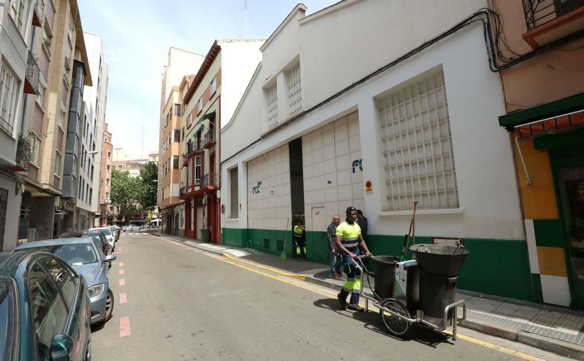 En la calle Castellví tenía su centro de operaciones Automóviles Zaragoza y ahora lo usa FCC.  | ÁNGEL DE CASTRO