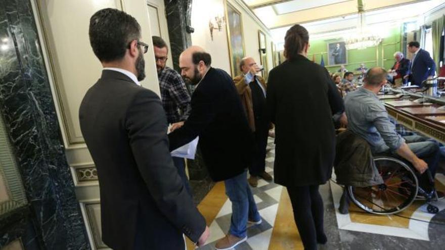 Los concejales del PP abandonan el pleno del Ayuntamiento de Oviedo