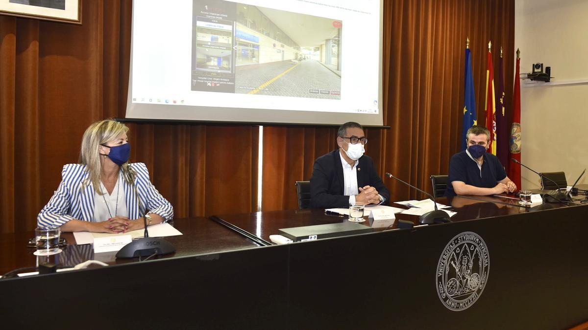 Olga García Sanz, directora territorial de CaixaBank; el rector de la UMU, José Luján; y el director de la Cátedra Ildefonso Méndez