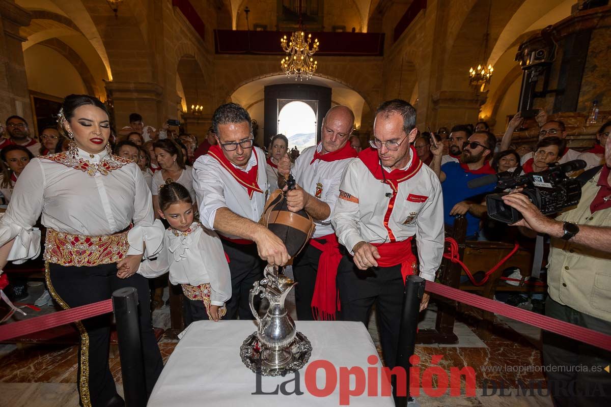 Bandeja de flores y ritual de la bendición del vino en las Fiestas de Caravaca