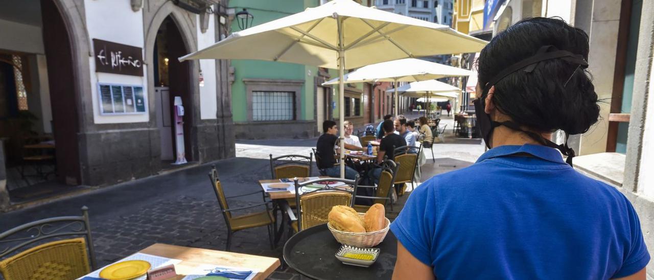 Una camarera atiende su terraza en el centro de Vegueta, en una imagen de archivo. | | ANDRÉS CRUZ