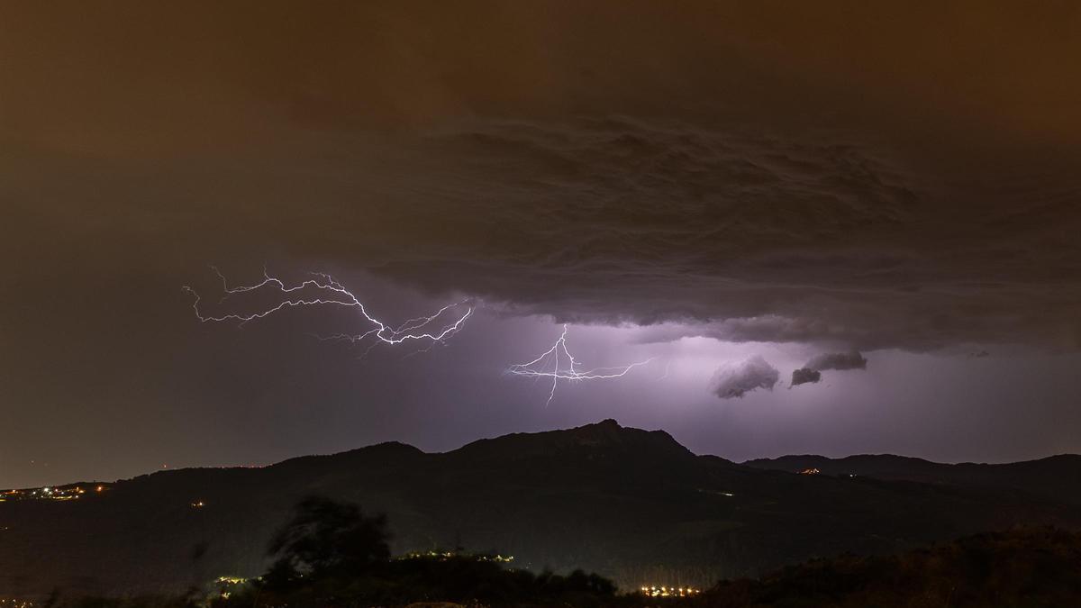 Rayos desde el monte Cepudo que iluminaron Vigo la pasada madrugada