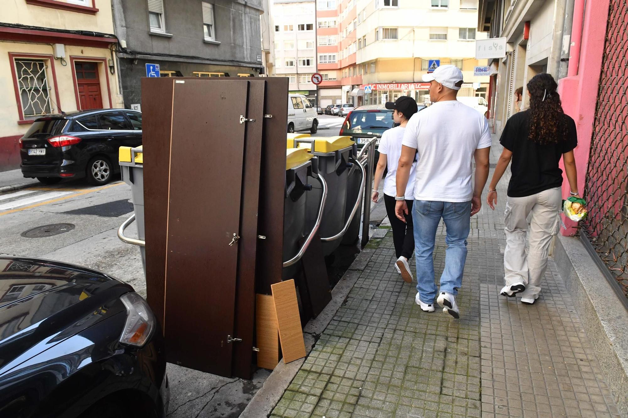 El incivismo hace de la calle un vertedero de muebles