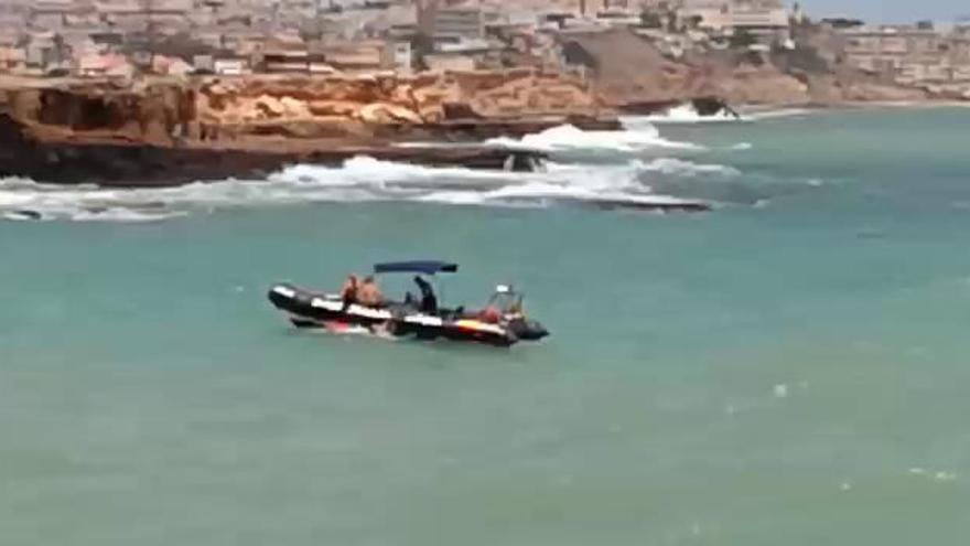 La Guardia Civil rescata a dos menores que se estaban bañando en la cala de la Higuera de Torrevieja