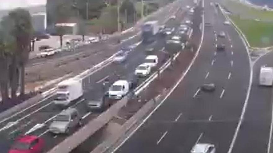 Retenciones en la GC-1 en dirección sur tras un accidente múltiple entre tres coches