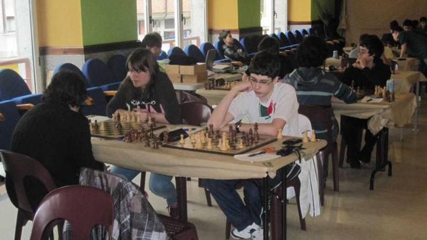 Varios jóvenes, ayer, durante la primera jornada de los juegos escolares de ajedrez en la sala polivalente de Infiesto.