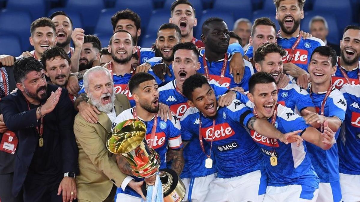 Gennaro Gattuso y Aurelio De Laurentiis celebran la conquista de la Copa de Italia con su Nápoles.