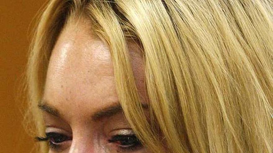 Lindsay Lohan llora durante el juicio celebrado ayer.