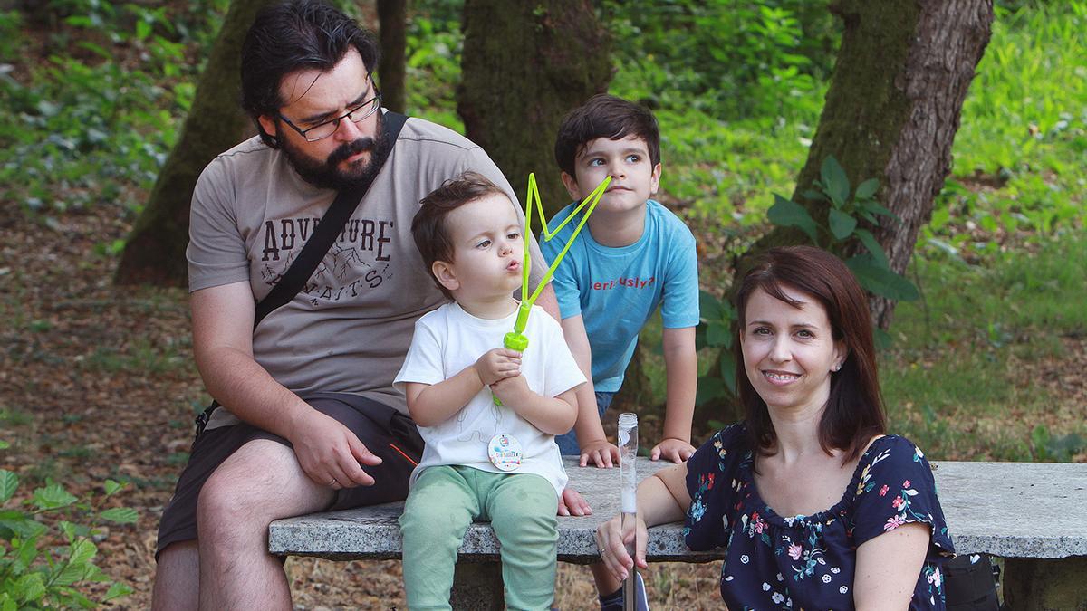 Iria, con sus hijos y su marido en un parque público de Ourense