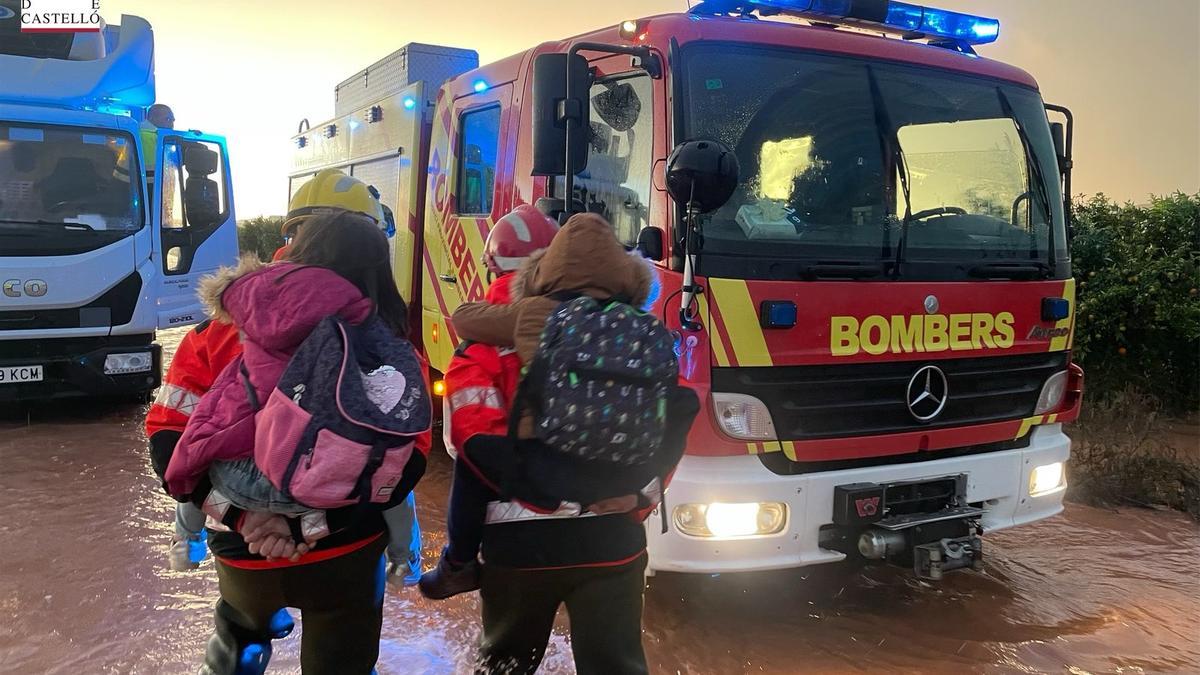 Ocho personas rescatadas, dos de ellas menores, por las lluvias en Castelló
