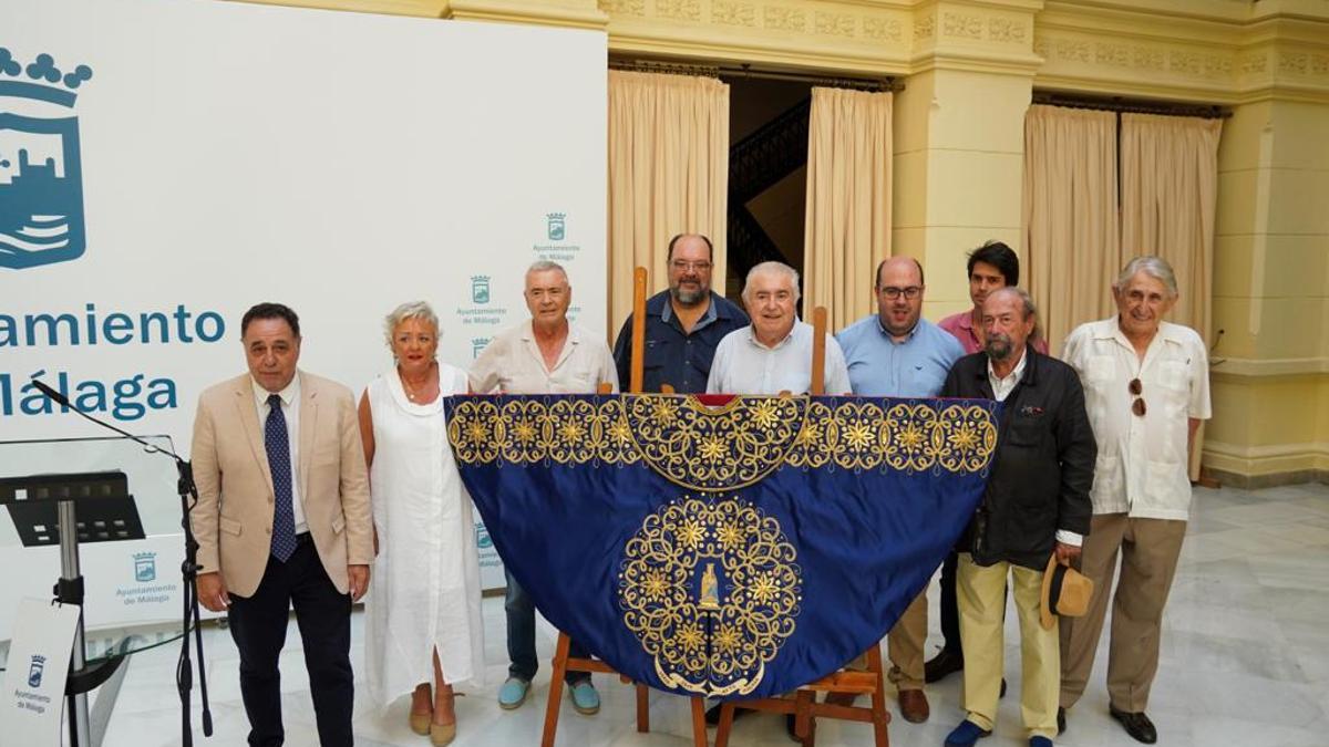 Los miembros del jurado posan junto al Capote de Paseo, su autor, Salvador Oliver, y la concejala Teresa Porras