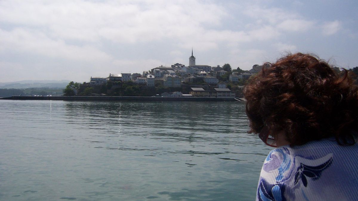 Vista de Castropol desde la ría del Eo.