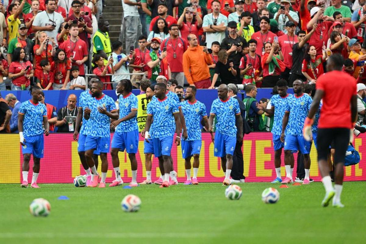 Kakuta, tercero por la derecha con las botas naranjas, durante el calentamiento del Portugal-RD Congo.