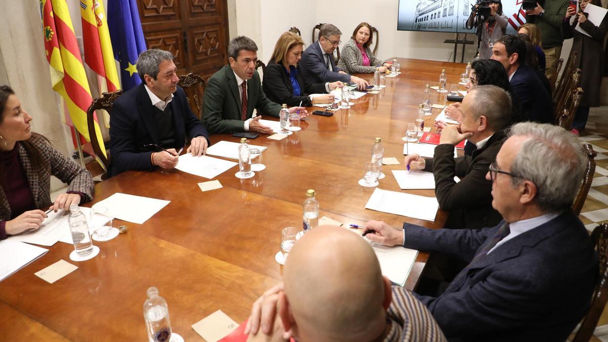 Un momento de la reunión celebrada en el Palau con los agentes sociales y económicos.