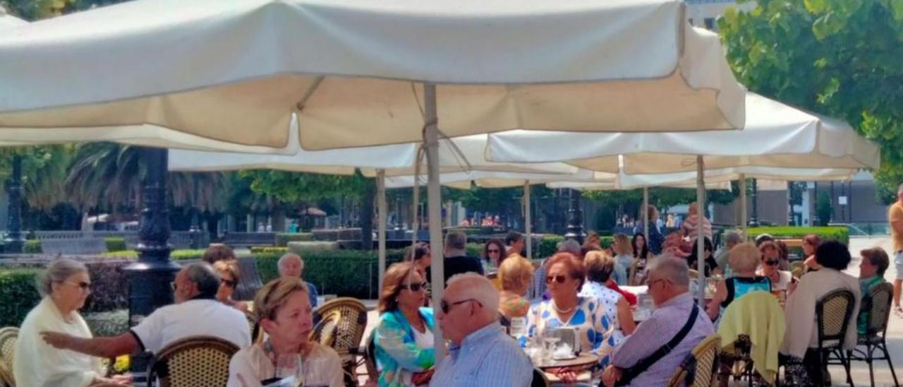 Terraza repleta en el paseo de Begoña. | F. R.