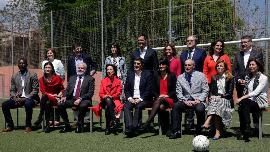 La plantilla de Pedro Sánchez. De izquierda a derecha y de arriba a abajo: Pilar Cancela, José E. Serrano, Parlón, Sánchez, Batet, Ángel Gabilondo, Teresa Ribera, Sevilla, Luc A. Diouf, Carmen Montón, Gregorio Cámara, Margarita Robles, Patxi López, María G. Veracruz, Rafael Bengoa, Ana G. D&#039;Atri y Silvina Bacigalupo.