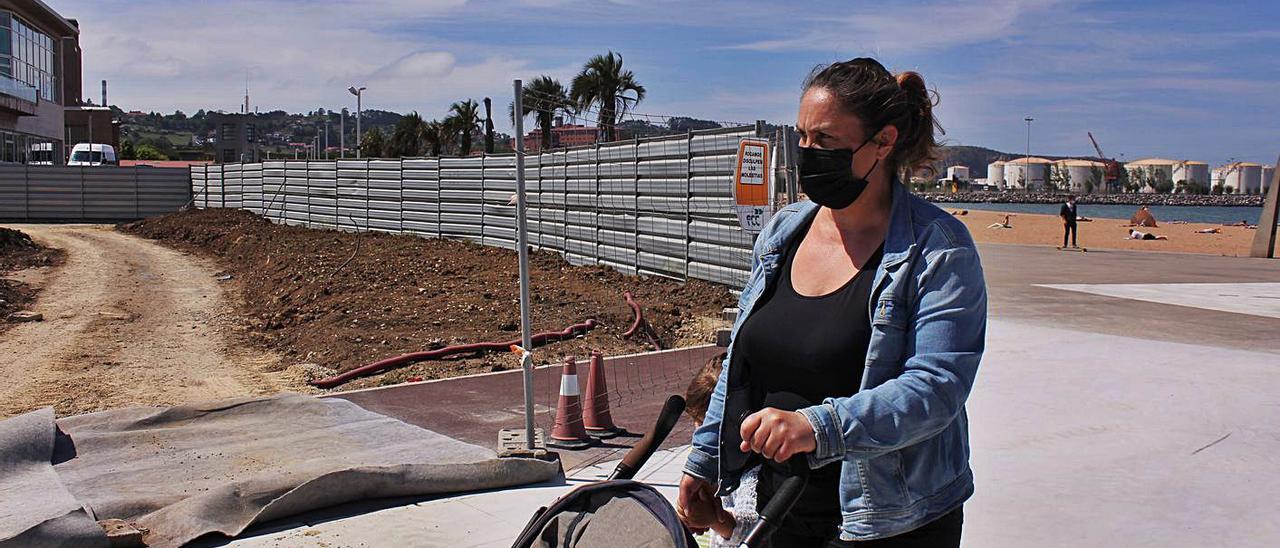 Elisa Domínguez camina con su hija, Leire Menéndez, por la nueva senda desde Príncipe de Asturias hasta la playa del Arbeyal, al fondo. | Ulises Arce