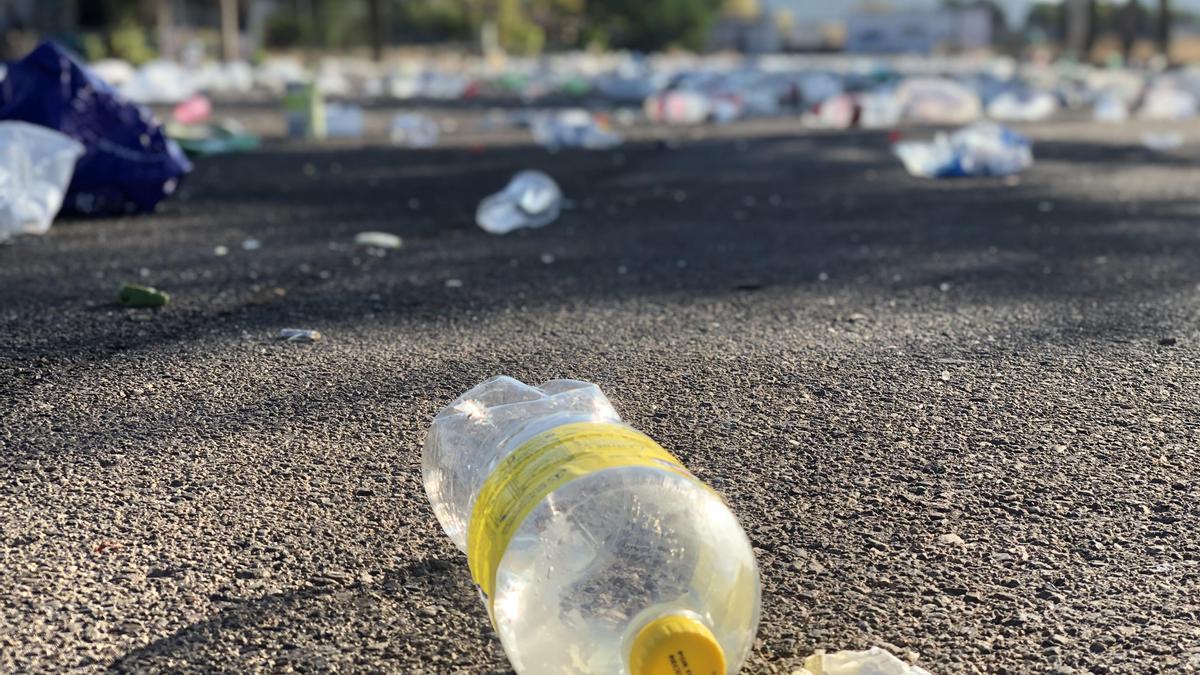 Estado del recinto ferial tras el botellón.