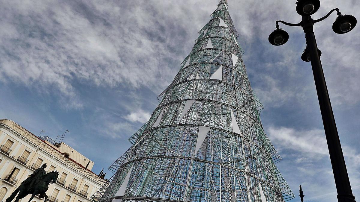 La Puerta del Sol de Madrid decorada con un gran árbol de Navidad. | | EFE