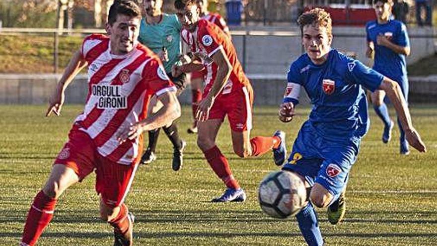 Un jugador local disputa una pilota aquesta temporada.