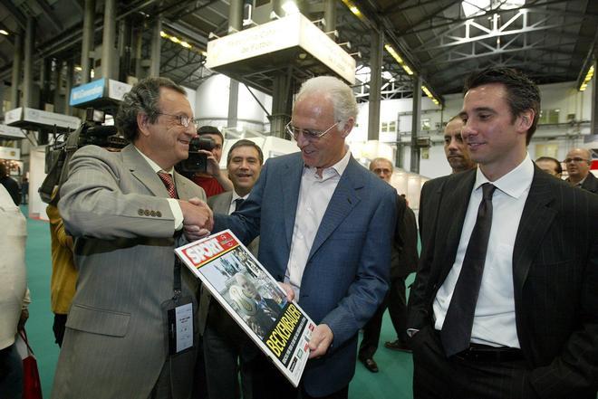 Franz Beckenbauer junto a Josep Prats en el stand de Sport de la Exposición Planet Fútbol el 19 de abril de 2006