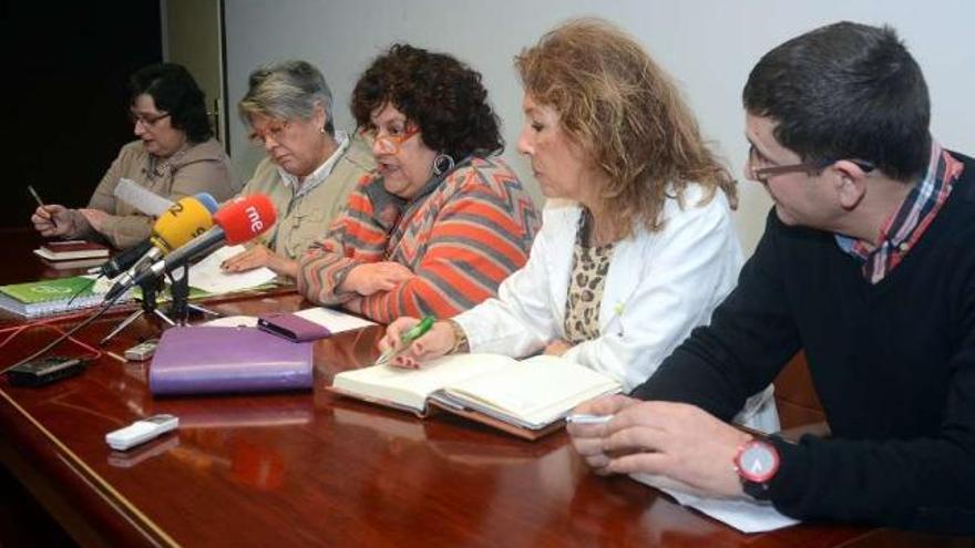 Carmela Bas y Carmen Revenga, segunda y tercera por la izquierda, en la junta de personal.  // Rafa Vazquez