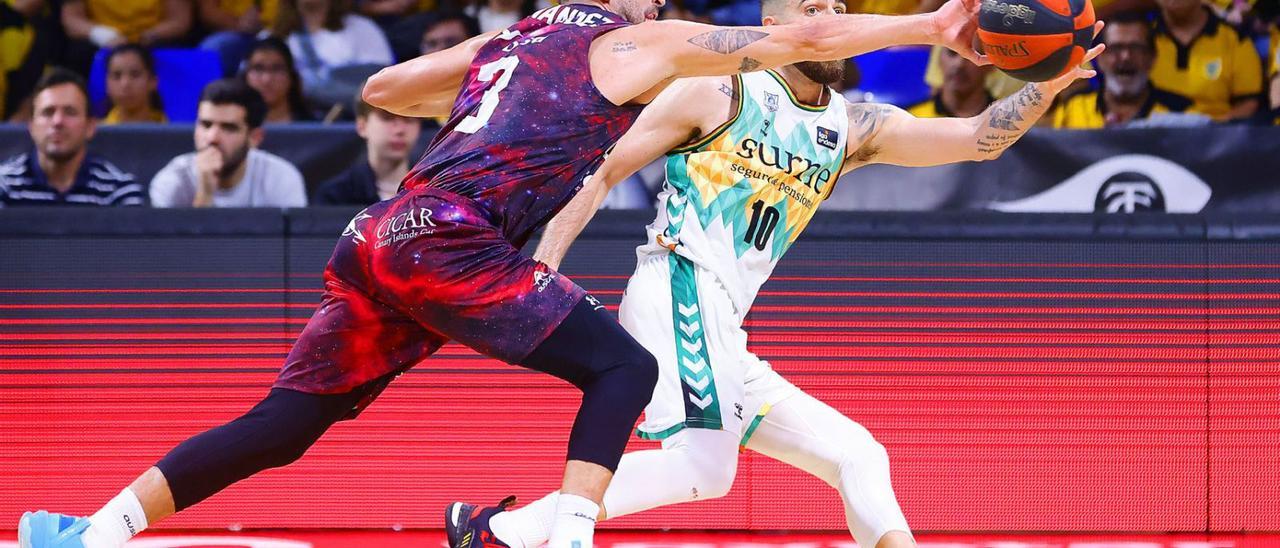 Jaime Fernández trata de robar un balón a Francis Alonso en el Lenovo Tenerife-Bilbao Basket. | | CARSTEN W. LAURITSEN