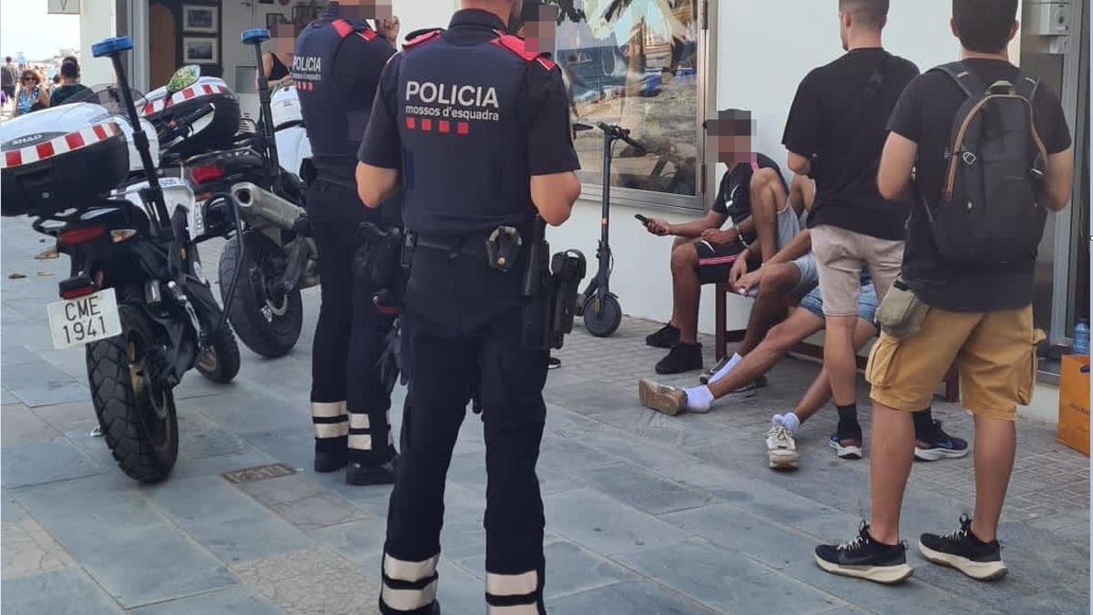 Mossos d'Esquadra con algunos de los detenidos