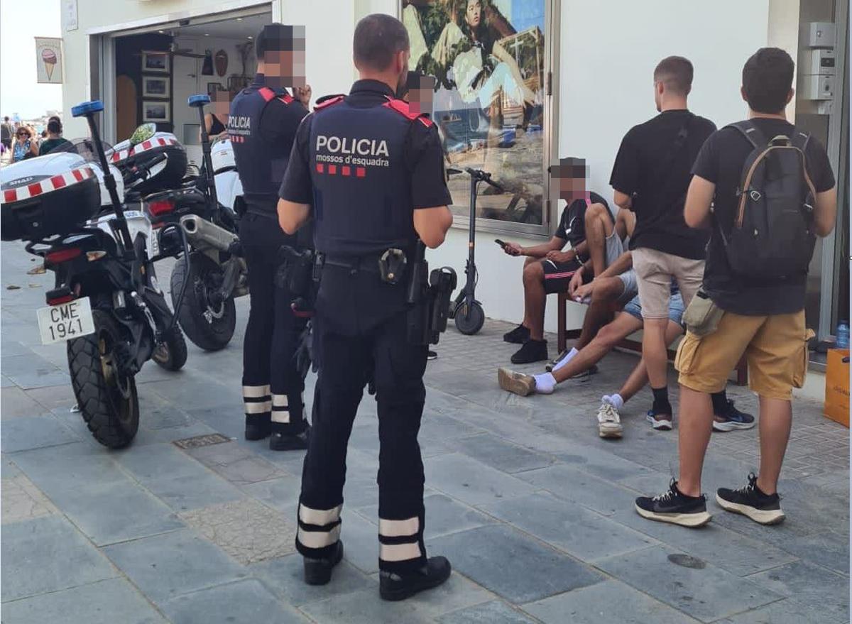 Tretze detinguts per robar mòbils i rellotges de gamma alta a Barcelona