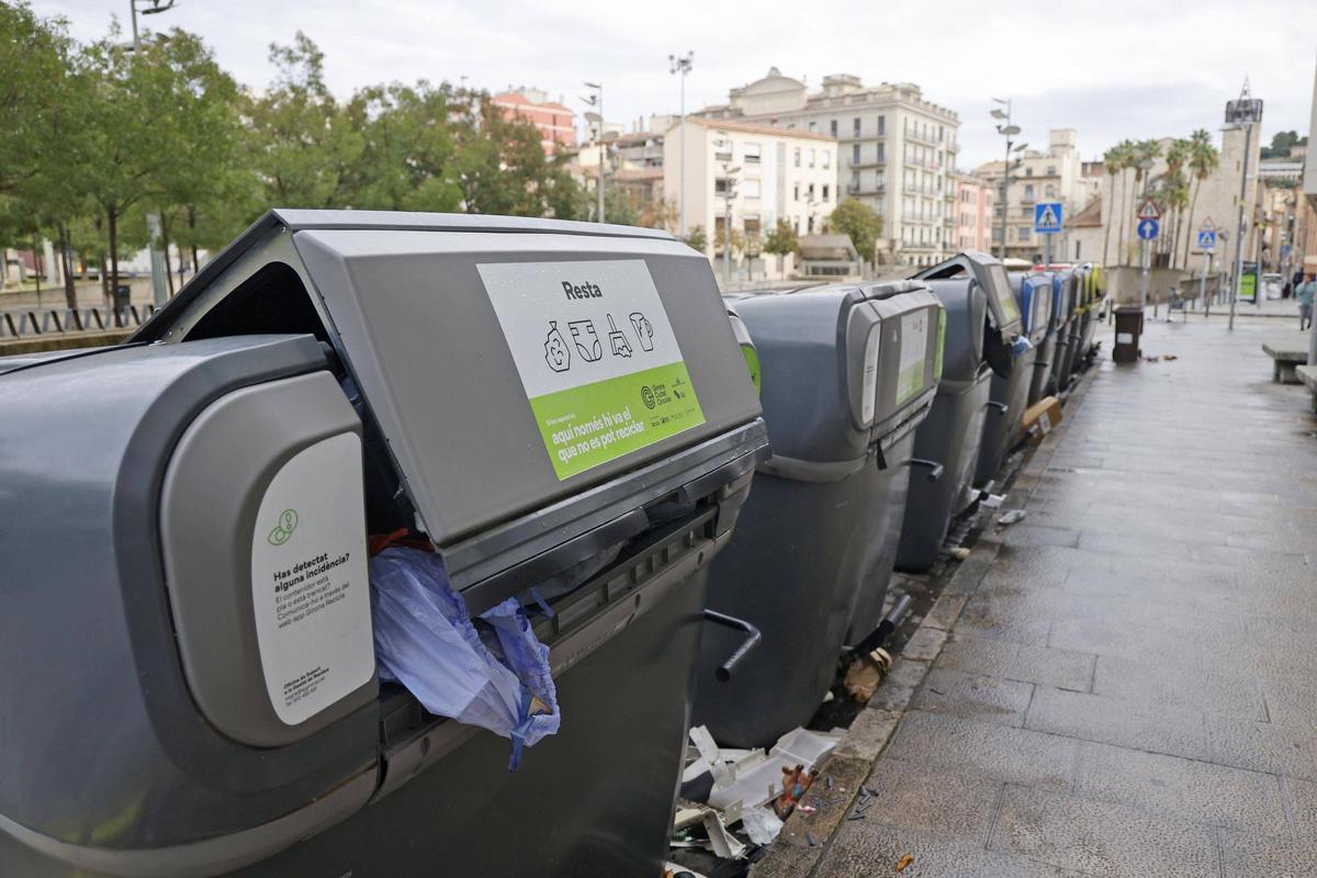 Un contenidor sense tancar per l'elevada quantitat de brossa en el seu interior.