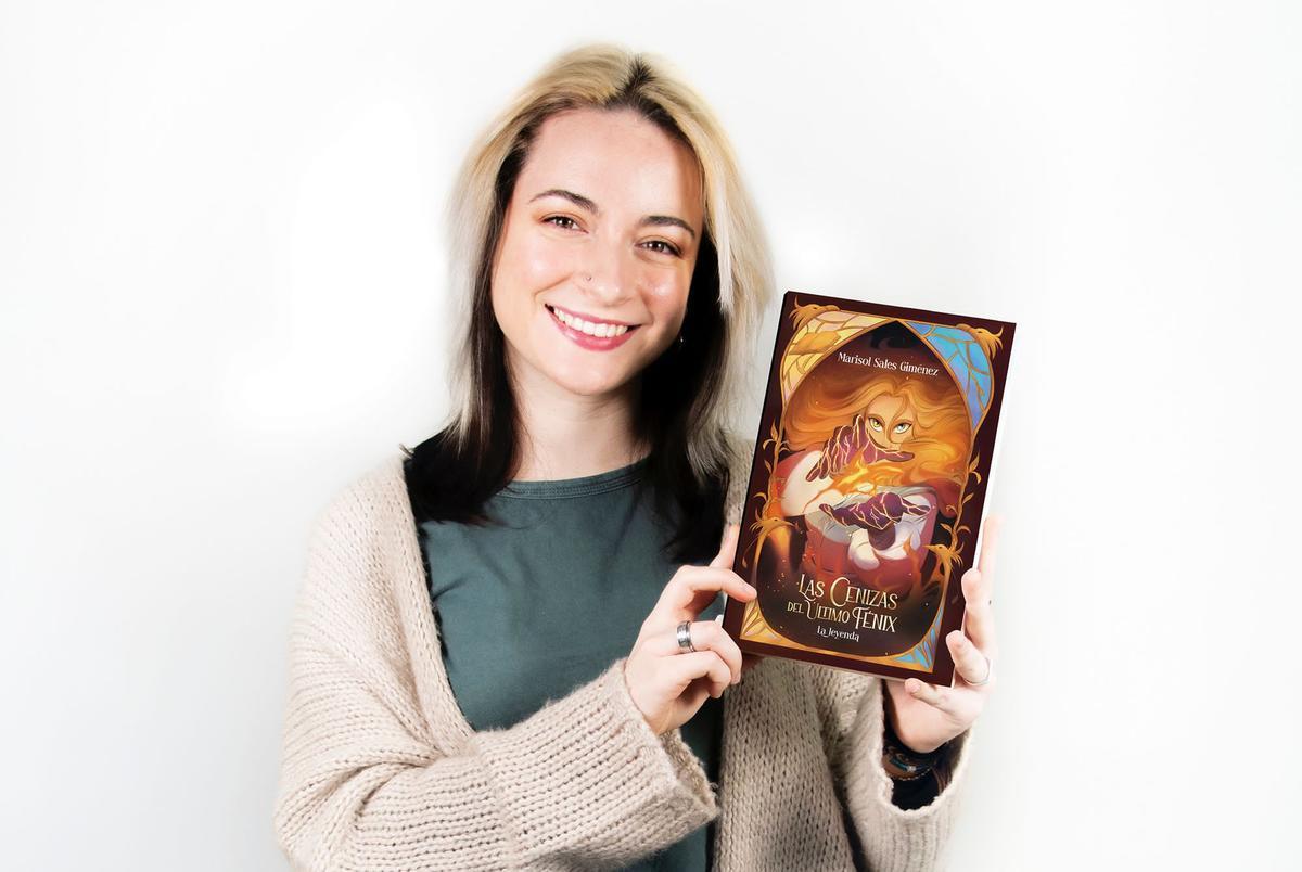 Marisol Sales Giménez con su última novela "Las cenizas del último fénix. La leyenda".