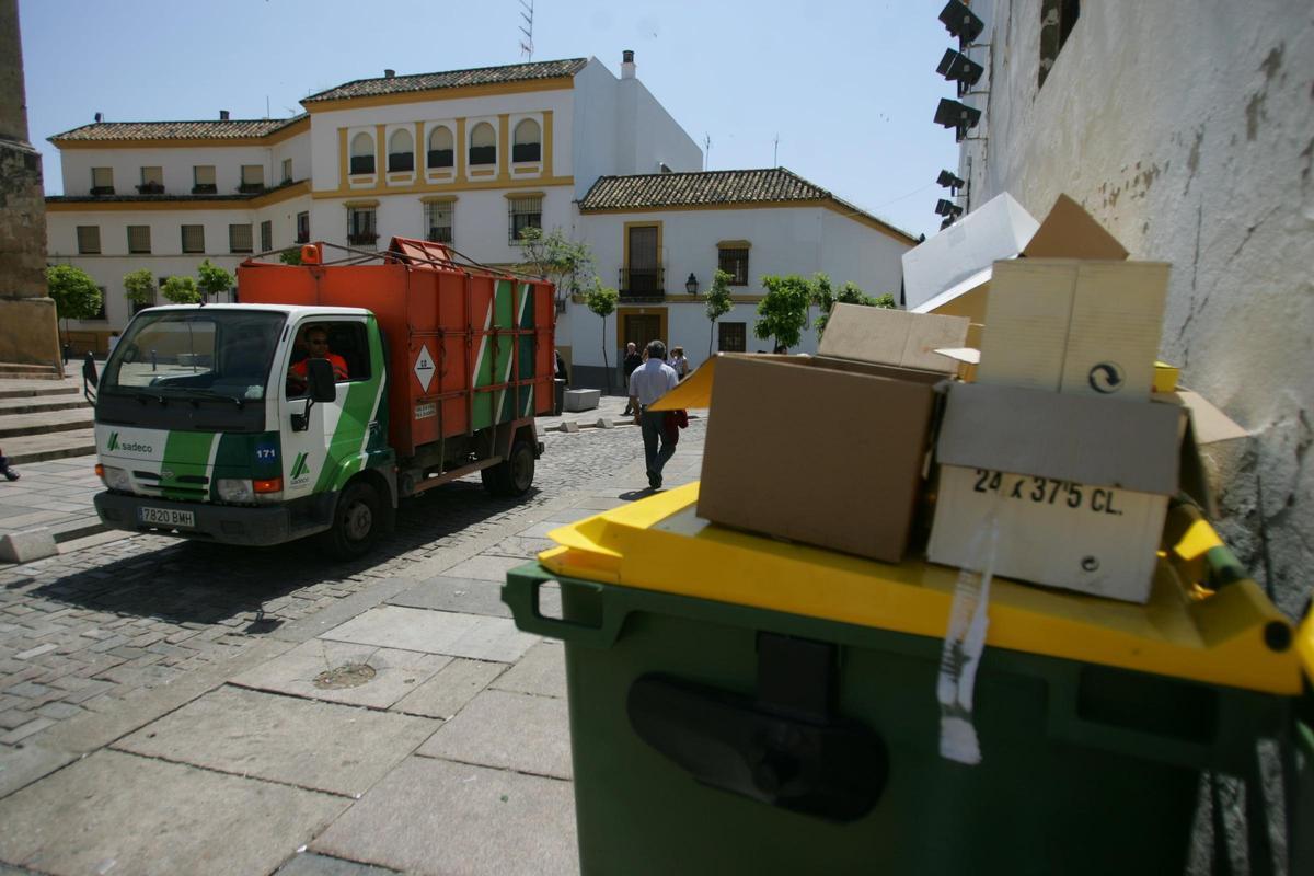 Contenedor de basura y un camión de Sadeco en Santa Marina.