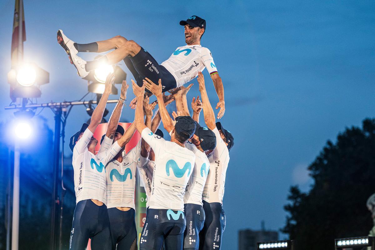 Alejandro Valverde, manteado por sus compañeros del Movistar Team.