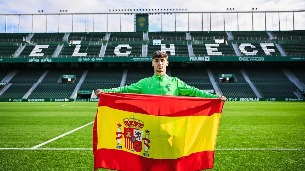 Rodrigo Mendoza celebra con una bandera de España su convocatoria para la selección sub'19, tras el entrenamiento de este martes