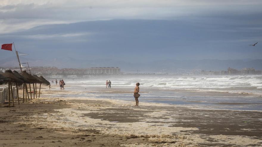 El temporal de viento en la playa también ha obligado a prohibir el baño.