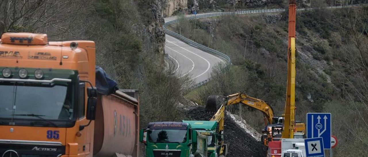 Los camiones que trasladaron el material a la zona en la que se produjo el argayo.