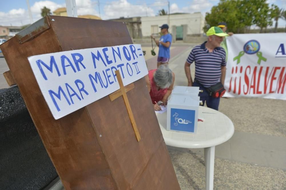 Protesta ante un Mar Menor que amanece cubierto de espuma