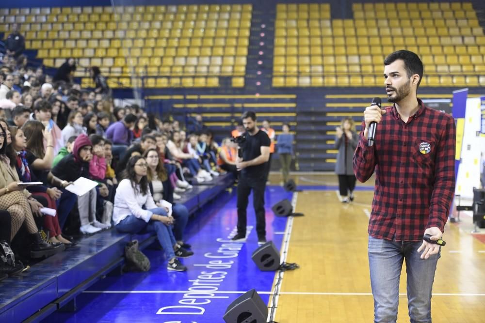 La diputada Carla Antonelli, con estudiantes de Secundaria en el Centro Insular de Deportes