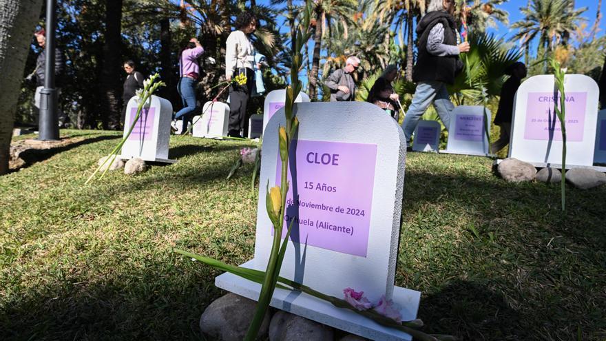 Elche recuerda a las víctimas de violencia de género con 46 lápidas con los nombres de las mujeres asesinadas en el último año en España