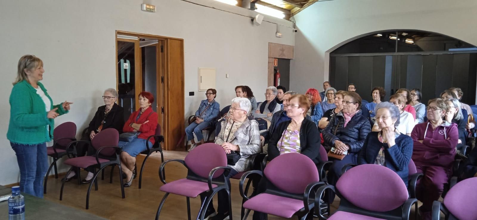Marisol Delgado, psicóloga, impartiendo la charla en la Casa de Cultura de Grado