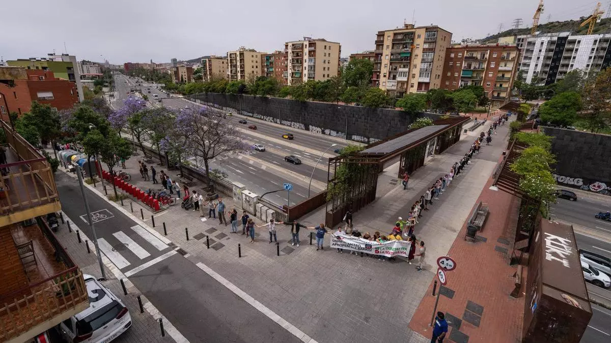 "Els veïns de les dues Trinitats seguim esperant l'allargament de la L3 de metro"