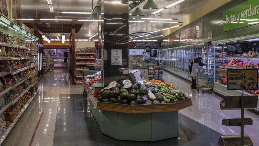 Un reponedor trabajando en un supermercado. | Emilio Fraile