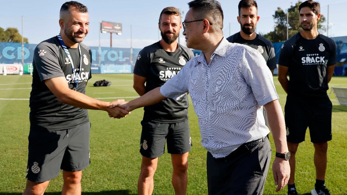 Chen Yansheng saludando a Diego Martínez