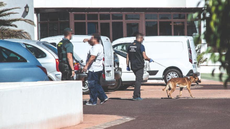 Buzos, perros y  un helicóptero