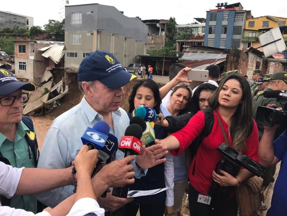 Más de 130 muertos en una avalancha de tierra en Colombia